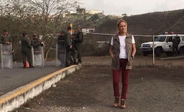 Leopoldo López es visitado por sus hijos; prohíben ingreso de Tintori