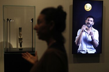 Los emojis, una pista clave para entender los jeroglíficos en un museo de Israel