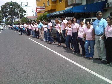 Unen sus manos por la campaña de la cinta rosada y azul