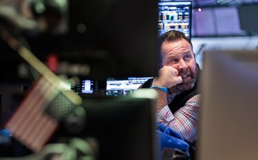 Bancos centrales seguirán con alza de intereses, Wall Street retrocede