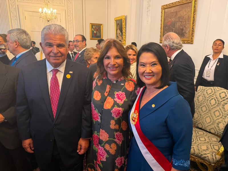 El ‘look’ de la primera dama Maricel Cohen de Mulino para la toma de posesión de Keiko Fujimori en Perú