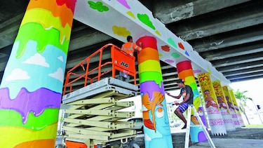 Murales y colores bajo el puente