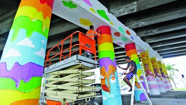 Murales y colores bajo el puente