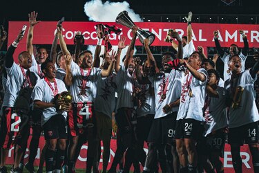 Edward Cedeño y Freddy Góndola levantan otro título con el Alajuelense