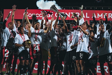 Edward Cedeño y Freddy Góndola levantan otro título con el Alajuelense
