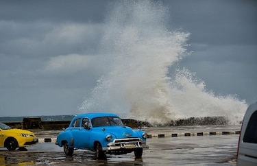 Tormenta Eta deja Cuba y se fortalece nuevamente en su ruta a Florida