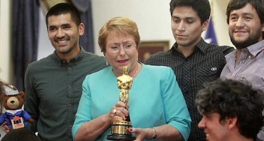 Bachelet recibe a ganadores del primer Oscar para Chile