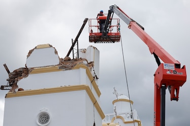 La catedral pierde una torre y el mercado, su ritmo habitual
