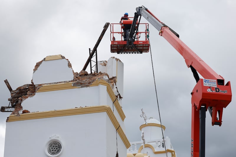 La catedral pierde una torre y el mercado, su ritmo habitual