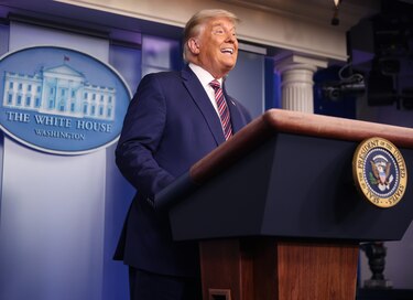 Biden y Trump confían cada uno en su triunfo; las televisoras interrumpen al presidente, por desinformar