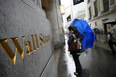 Wall Street mantiene ganancias moderadas y avanza hacia nuevos récords