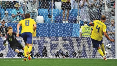 El VAR apareció de nuevo para penal en triunfo de los suecos