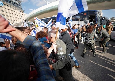 Primer ministro de Israel frena reforma judicial tras protestas que mantenían paralizada la economía del país