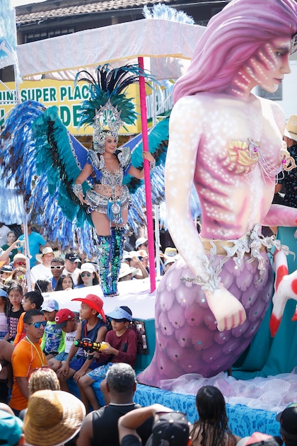 Carnaval en Santiago: sol, agua y música marcan la tercera jornada de fiesta