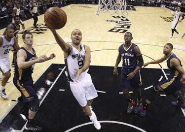 Spurs arrollan y extienden su racha ganadora