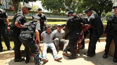 Protesta deja al menos 20 detenidos y a policías  heridos