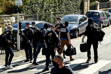 Hombre mata a cuchilladas a un policía cerca de París en un presunto ataque terrorista