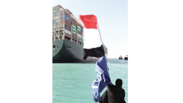 Atender la fila de barcos, el nuevo reto del canal de Suez