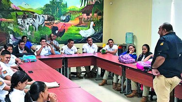 Capacitan a jóvenes para la industria avícola