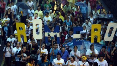Miles de devotos llenan plaza salvadoreña para beatificación de Romero