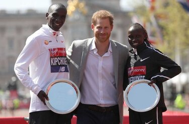 Kenianos Kipchoge y Cheruiyot ganan el Maratón de Londres