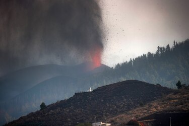 Erupción de volcán en Canarias deja 6,000 evacuados, la lava sigue avanzando hacia el mar
