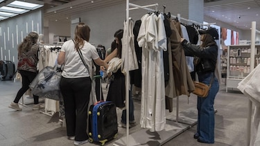 Por qué es tan cara la ropa en Argentina y hasta el gobierno promueve comprarla en el extranjero
