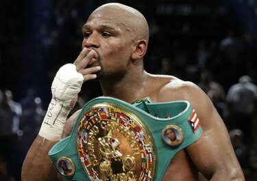 Mayweather pide a los aficionados elegir a su próximo rival