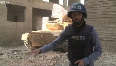 Video: Herido periodista de Al-Jazeera; le explota misil al lado cuando reportaba en vivo