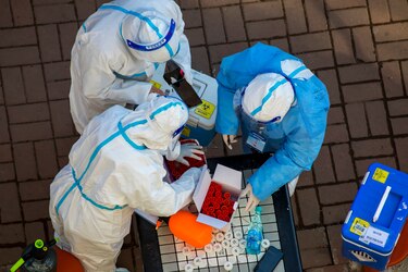 España solo hará test a personas de riesgo en nueva ‘estrategia’ ante el covid