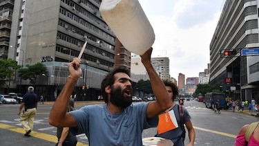 Régimen de Venezuela decreta reducción de jornada laboral por apagones