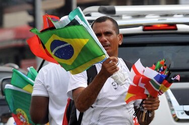 Propuesta legislativa pretende prohibir despliegue de banderas extranjeras