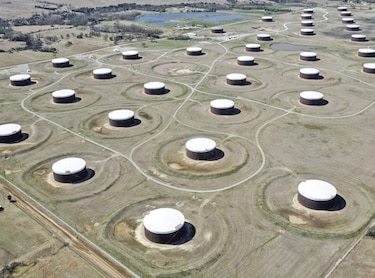 Baja de reservas sostiene el precio del petróleo