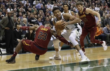 Bucks frenan a los Cavaliers