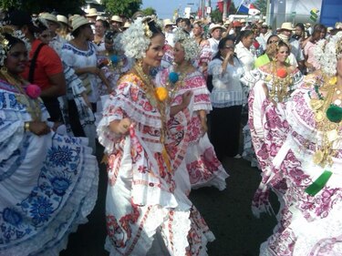 Empolleradas engalanan la ciudad de Las Tablas