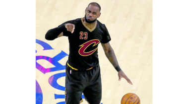 LeBron y Cavaliers regresan en desventaja