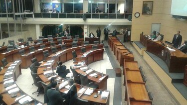 Suspenden hasta mañana el debate de contrataciones públicas