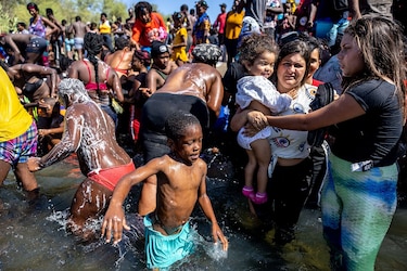 Más de 10,000 migrantes, muchos de Haití, acampan bajo un puente en la frontera sur de Estados Unidos