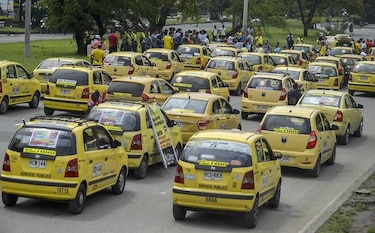 Taxis en huelga piden salida de Uber de Colombia