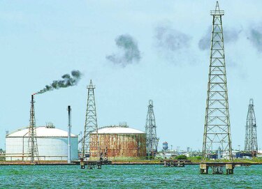 Ingresos petroleros venezolanos cayeron 40.7% en 2015