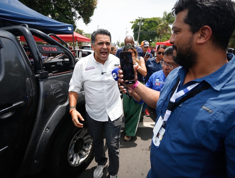 El contralor anuncia más auditorías; arremete contra diputados y partidos políticos