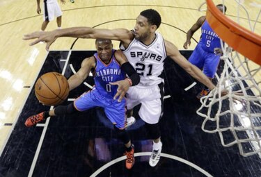 Duncan y Spurs abren serie arrollando a los Thunder
