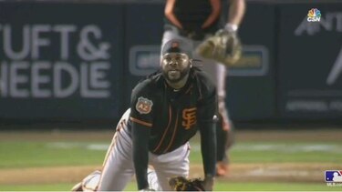 Video: Johnny Cueto se recupera tras pelotazo en la cabeza
