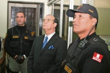 Vladimiro Montesinos es trasladado de la base naval a una cárcel común en Perú