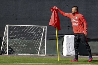 Arturo Vidal niega desórdenes en fiesta