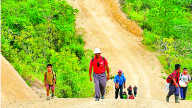 Anuncian construcción de carreteras en comarca