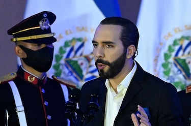 Bukele dice que dará vacunas a alcaldes hondureños que le pidieron ayuda