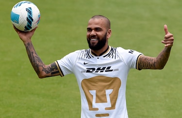 Dani Alves firma con los Pumas de México