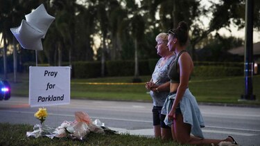 Trump acusa al FBI por no haber impedido la masacre en colegio de Florida