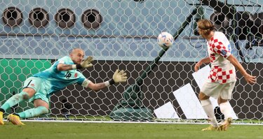 Croacia se acerca a octavos y elimina a Canadá